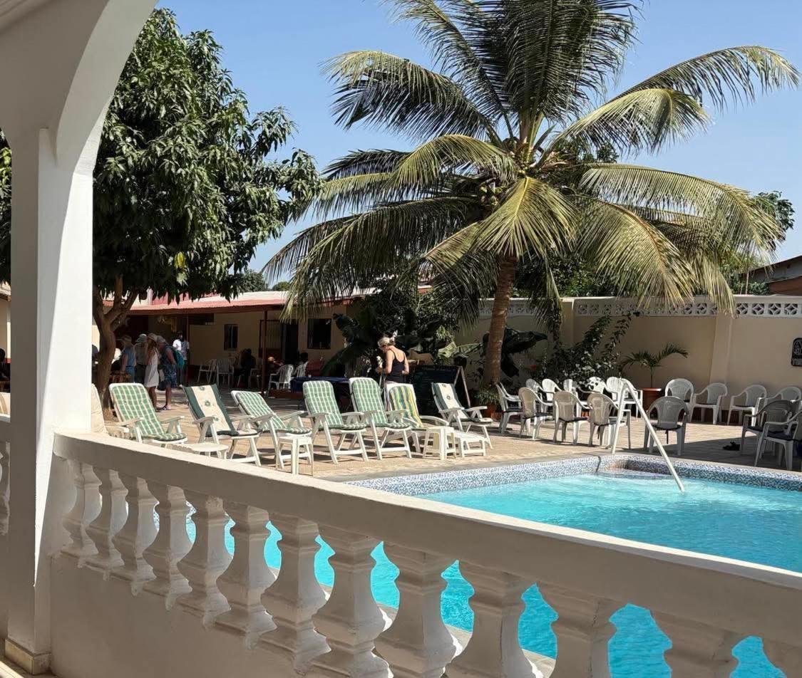 Dabo House Hotel Brufut Exterior photo