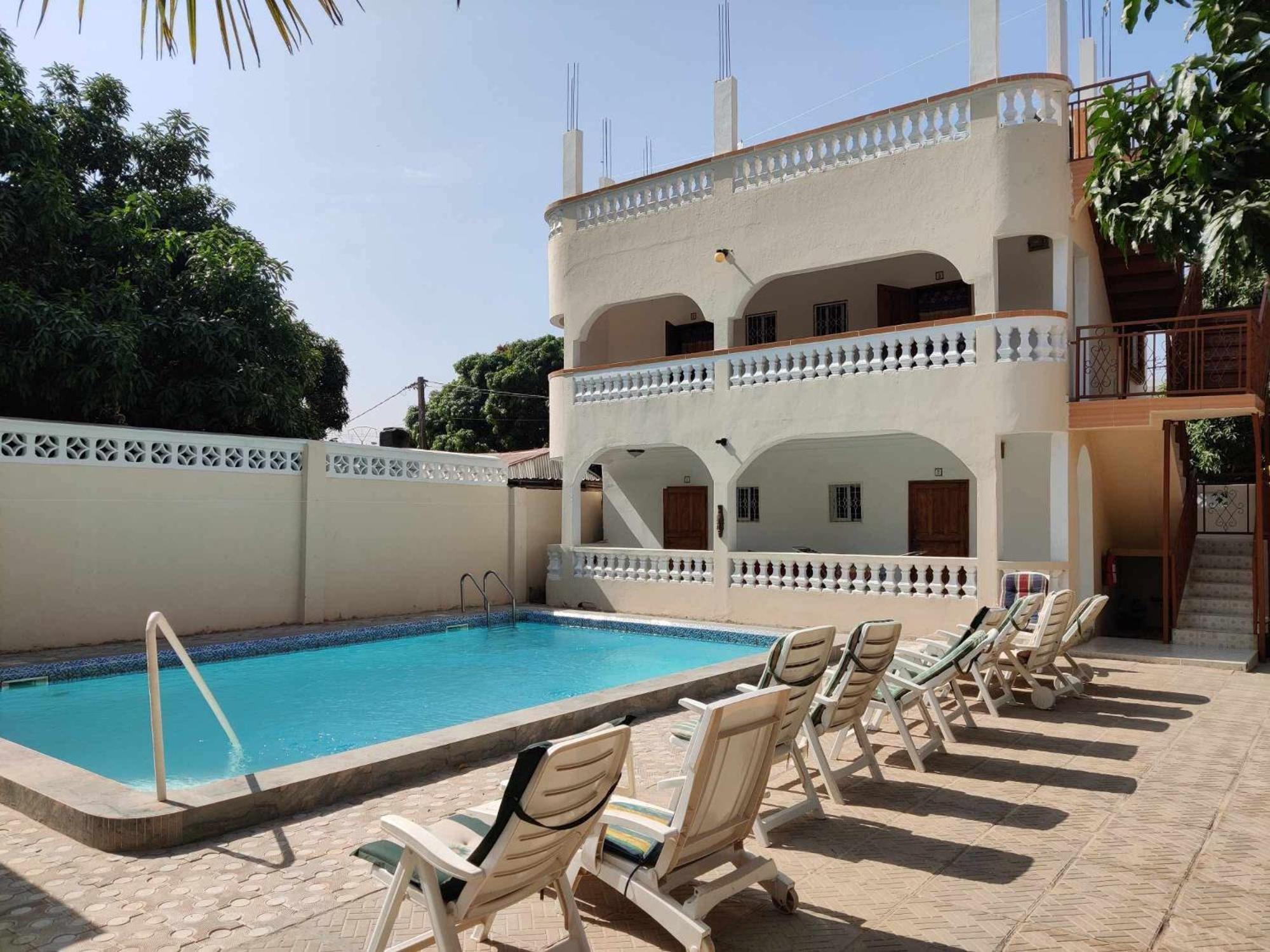 Dabo House Hotel Brufut Exterior photo