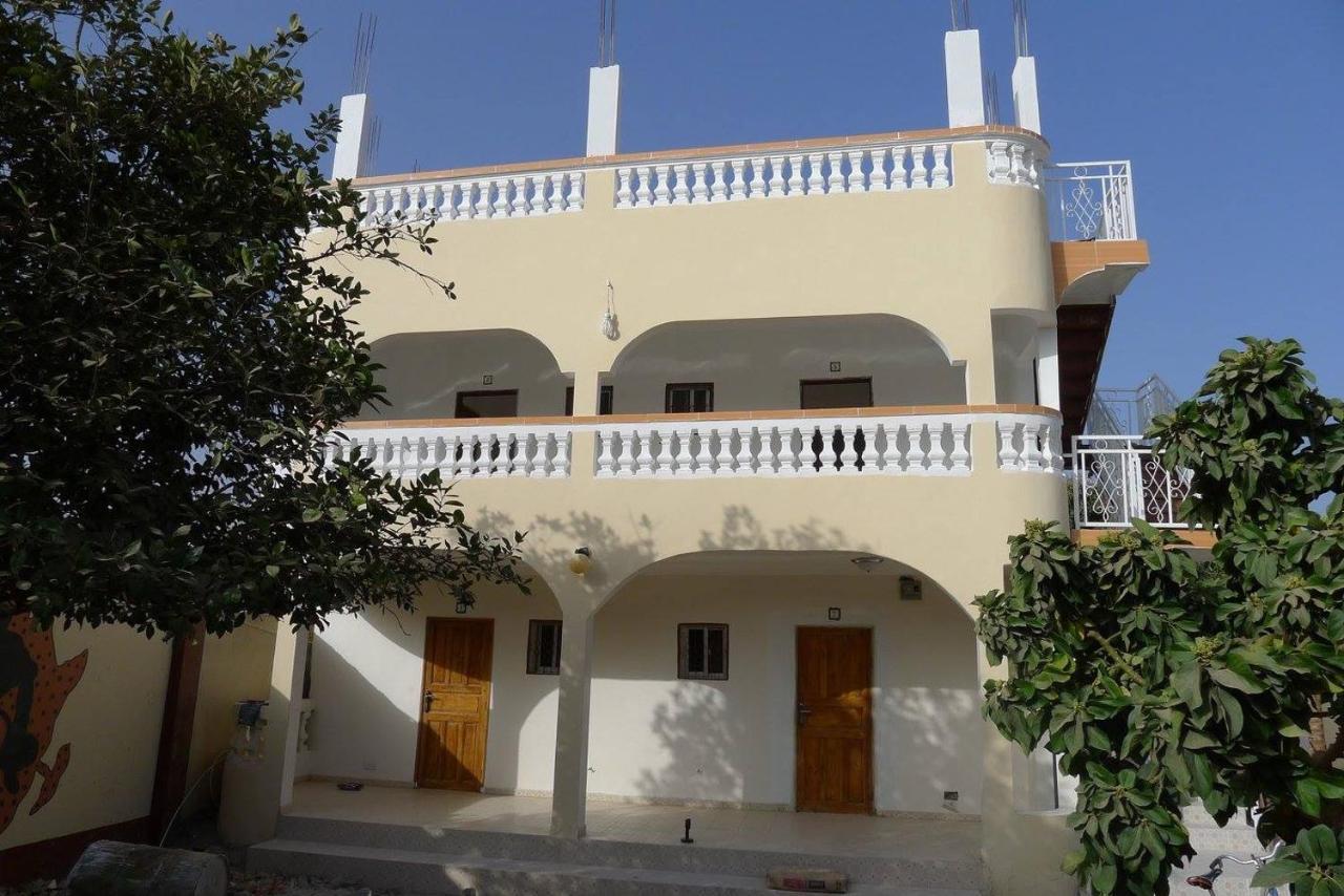 Dabo House Hotel Brufut Exterior photo